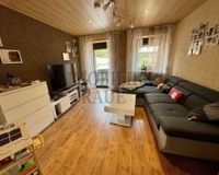 Wohnzimmer mit Zugang zum Balkon