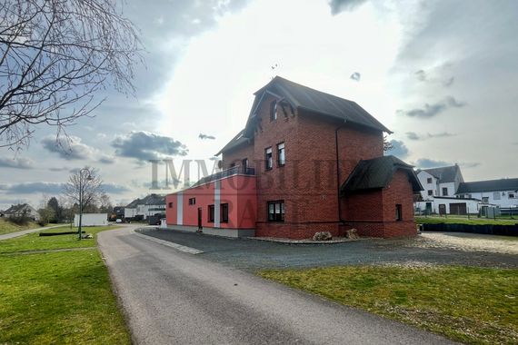 "EVENTBAHNHOF" MIT VIELEN NUTZUNGSMÖGLICHKEITEN UND 2 WOHNUNGEN IN REINSFELD