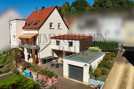 FAMILENFREUNDLICH UND EINZUGSBEREIT - FREIST. 1 FAM.-HAUS MIT GROSSEM GARTEN + 3 GARAGEN IN DUDWEILER