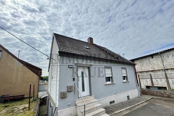 FREISTEHENDES, RENOVIERTES 1 FAMILIENHAUS MIT EINLIEGERWOHNUNG IN SACKGASSE VON SULZBACH