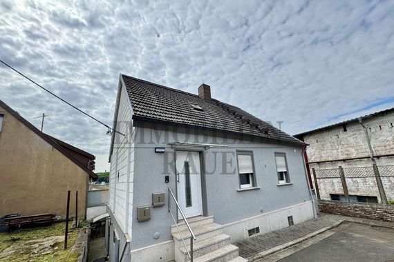 FREISTEHENDES, RENOVIERTES 1 FAMILIENHAUS MIT EINLIEGERWOHNUNG IN SACKGASSE VON SULZBACH