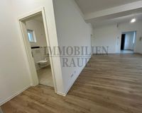Blick in das Bad + Wohn- Esszimmer